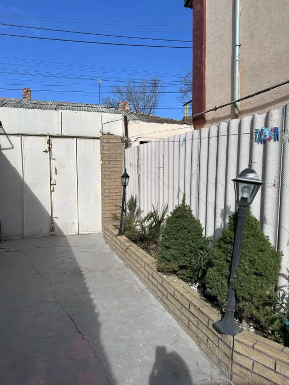 Уютный дом с отдельным двором, зоной барбекю и парковочным местом