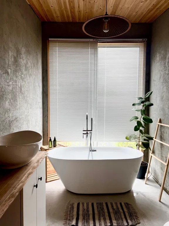 Уютный стильный новый дом с баней в окружении берёзовой рощи