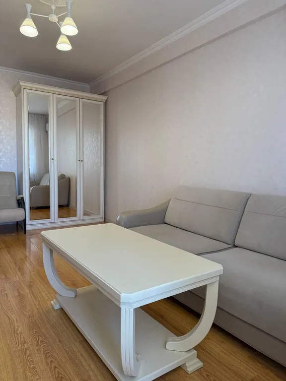 Светлая квартира с балконом и стильной гостиной