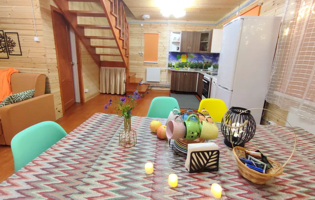 Просторный коттедж у озера с шикарным видом для большой компании