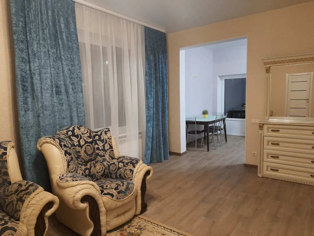 Квартира Большая и современная квартира с балконом — Цемдолина