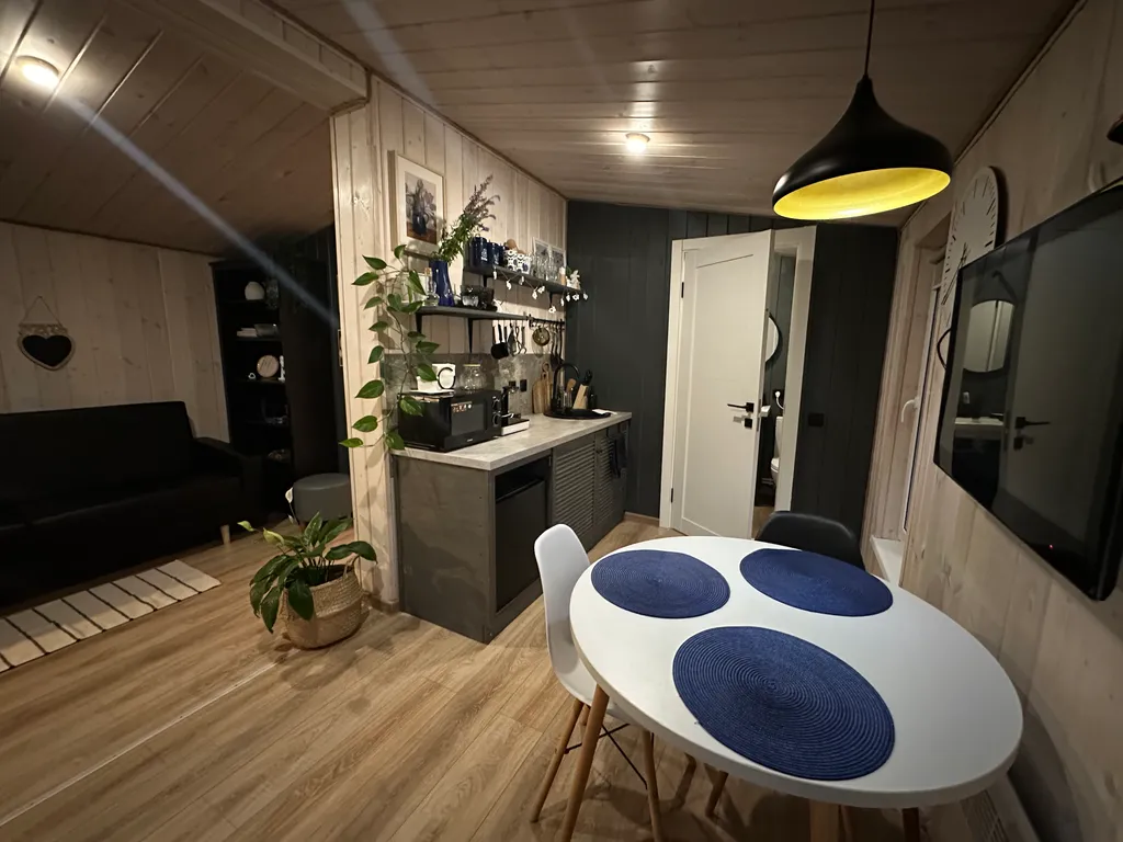 Светлый домик на опушке леса