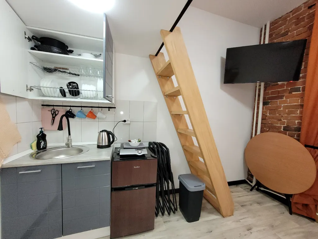 Лофт-7 красная, клёвая двухуровневая студия в центре