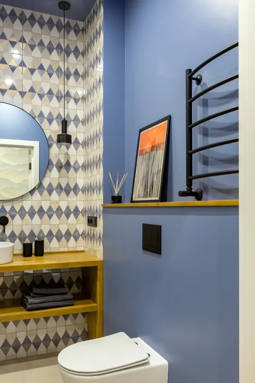 Дизайнерская студия с качелью в центре на набережной