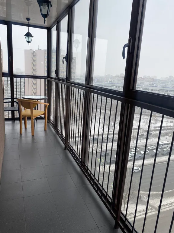 Квартира-студия с панорамным балконом в центре города