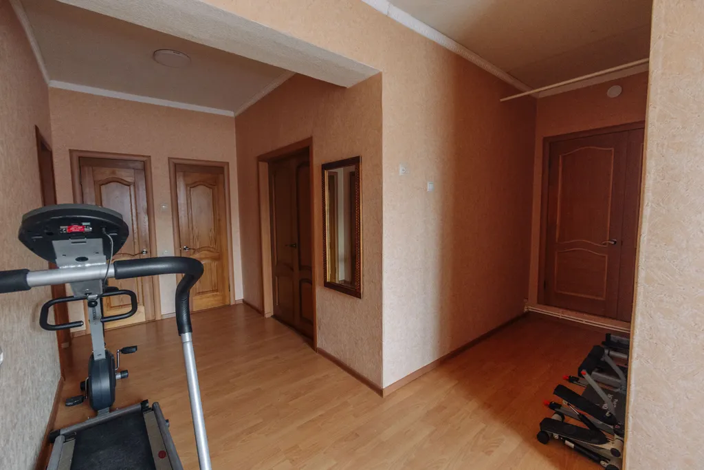 Коттедж в центре города с камином, аэрохоккеем, спортзалом и библиотекой