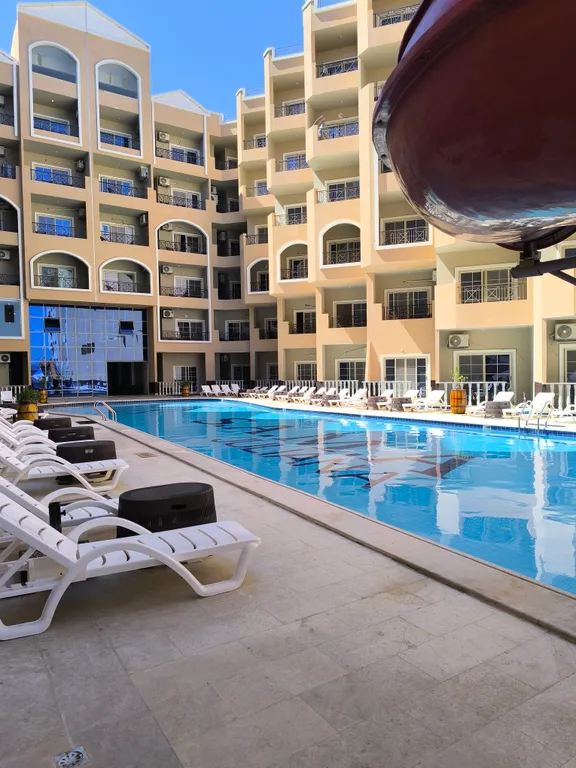 Уютная студия в терракотовом цвете на берегу моря, первая линия