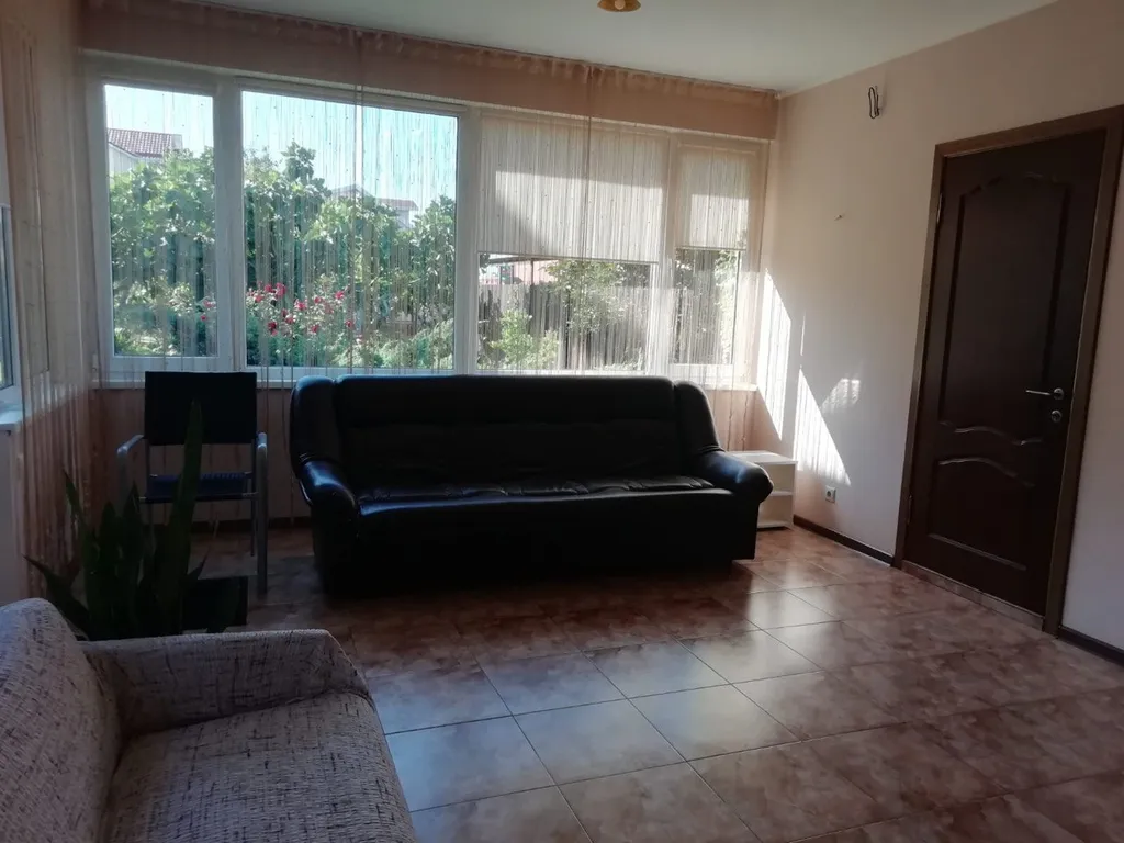 Домик с видом на сад