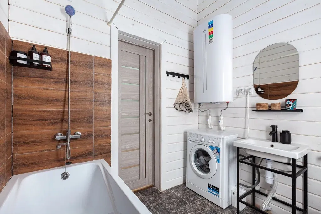 Современный дом с баней в лесу