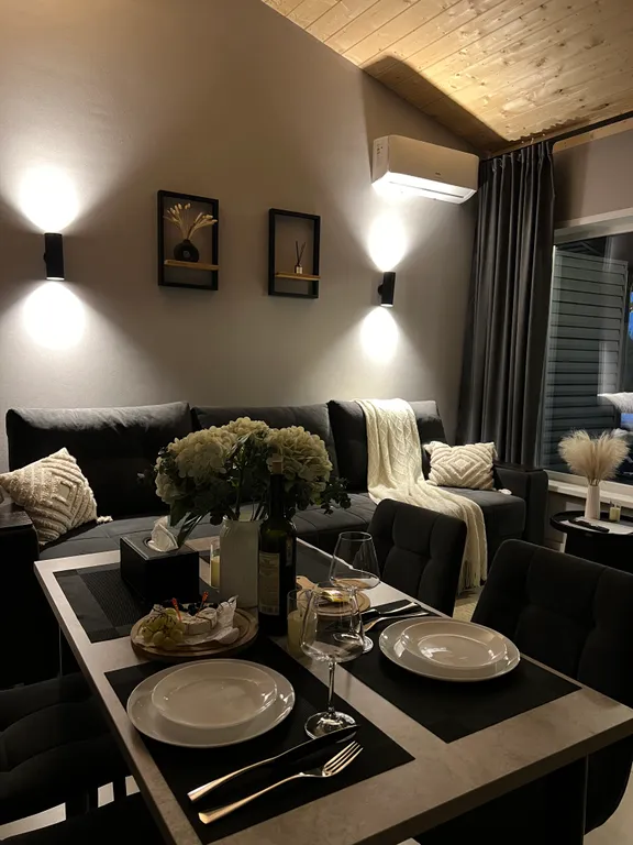 Теплый домик на берегу озера с баней и чаном