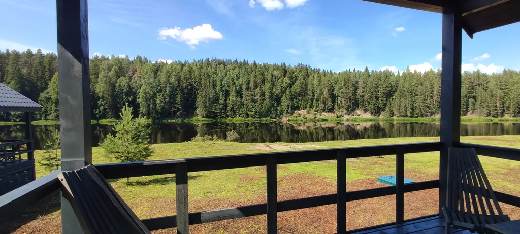 Дом на берегу реки