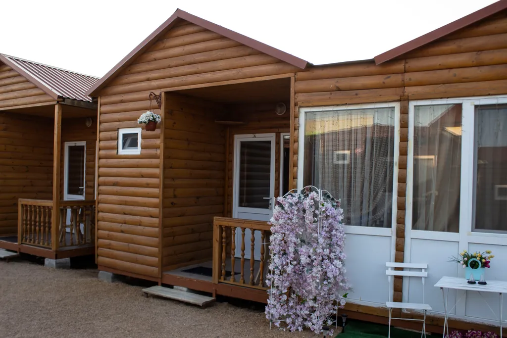 Деревянные домики у Черного моря