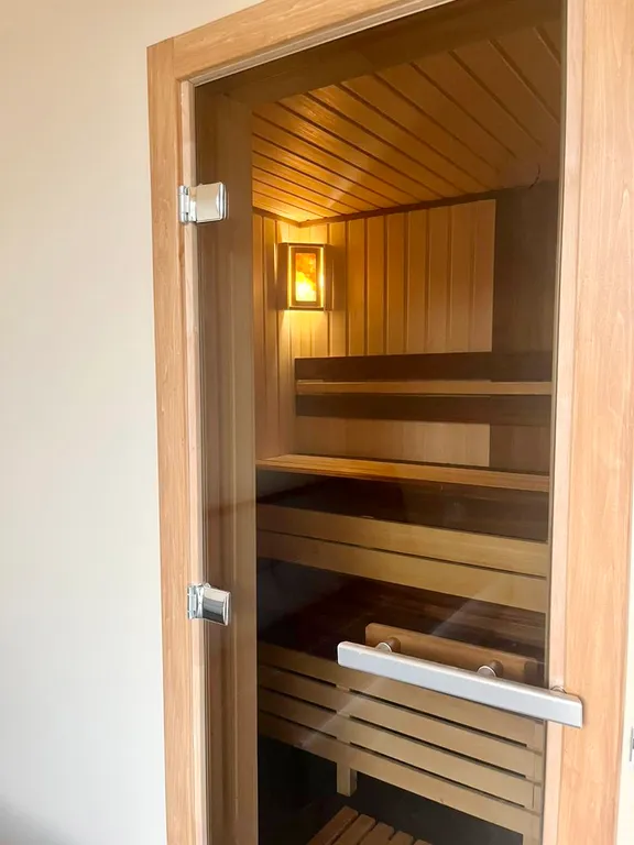 Стильный дом с теплым бассейном и сауной