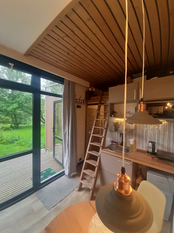 Уютный домик у реки