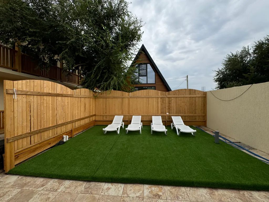 Деревянный дом на территории отеля