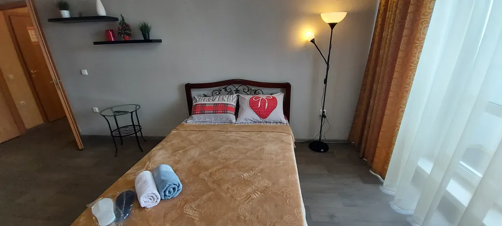 Студия с видом на ТЦ Планета