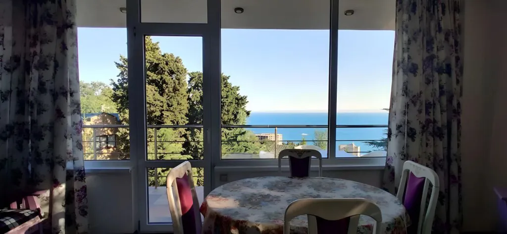 Люкс с видом на море и отдельной спальней 302