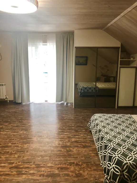 Дом с видом на сквер в центре города