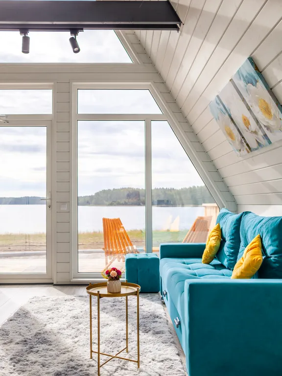 Уютный домик на берегу озера