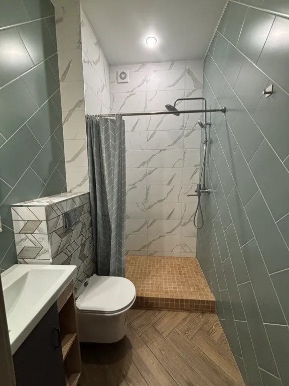 Живая ёлка! Новый дом с 4 спальнями, гостиная 80м