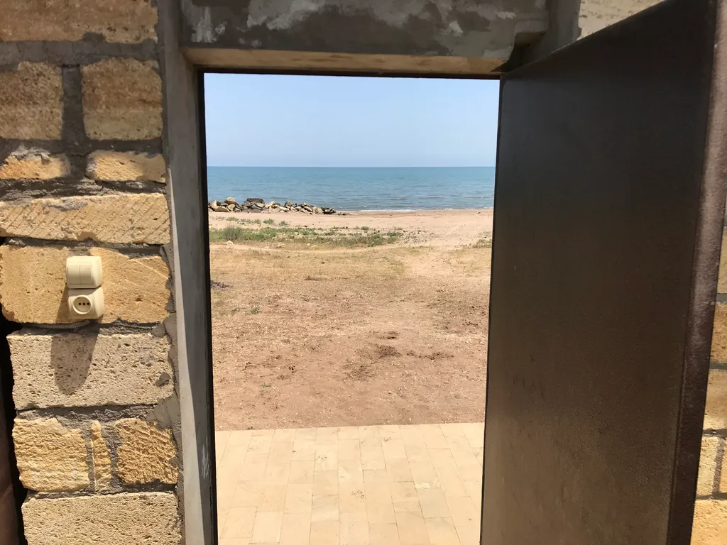 Дом на берегу Каспийского моря