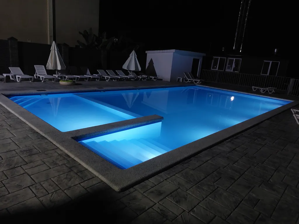 Апартаменты с бассейном недалеко от моря