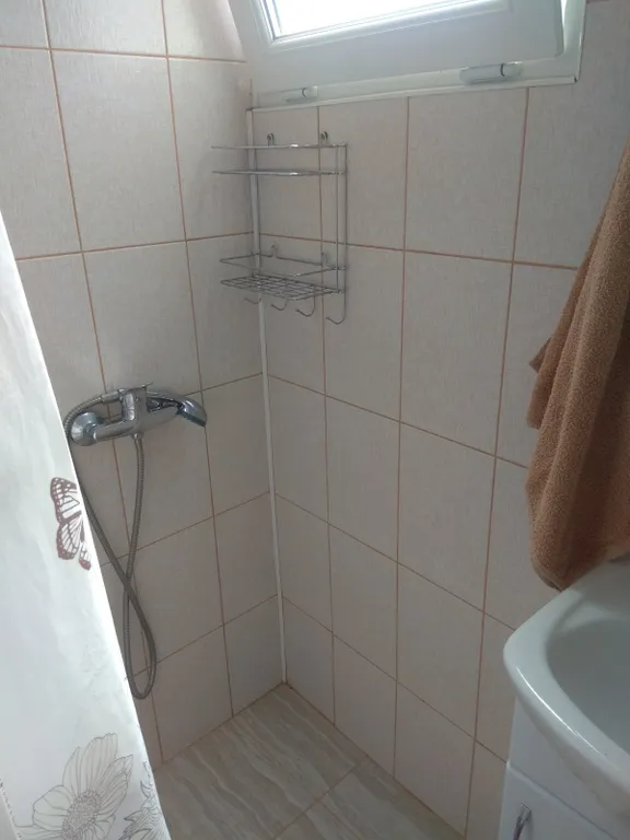 Уютный домик с террасой и видом на море, душ и туалет в помещении