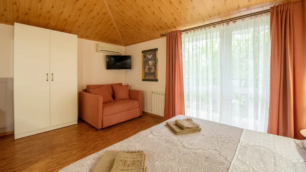 Отличный номер рядом с морем