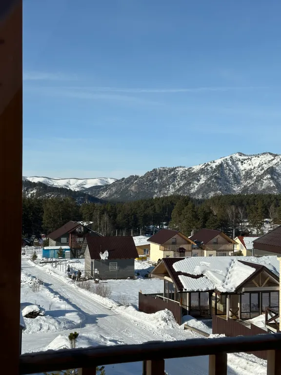 Двухэтажный дом с видом на горы