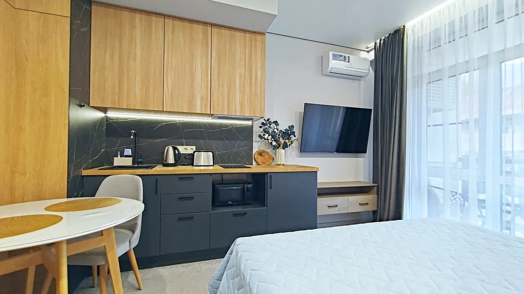 Студия в центре с балконом и видом на горы + бассейн/сауна