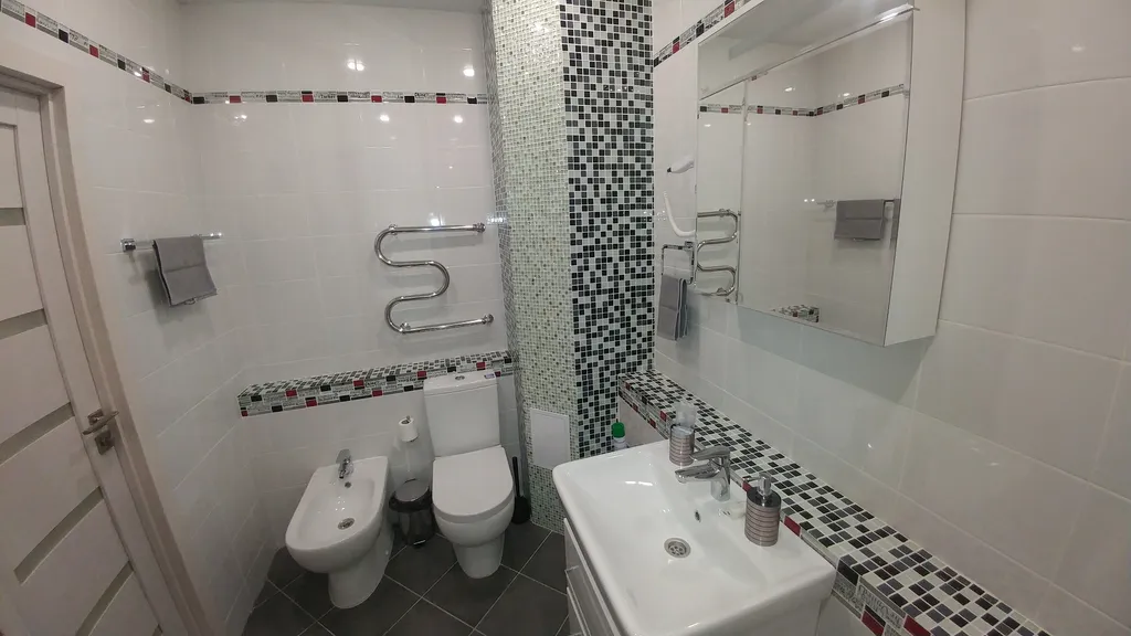 Комфортабельная студия с дизайнерским ремонтом в серо-розовом тоне