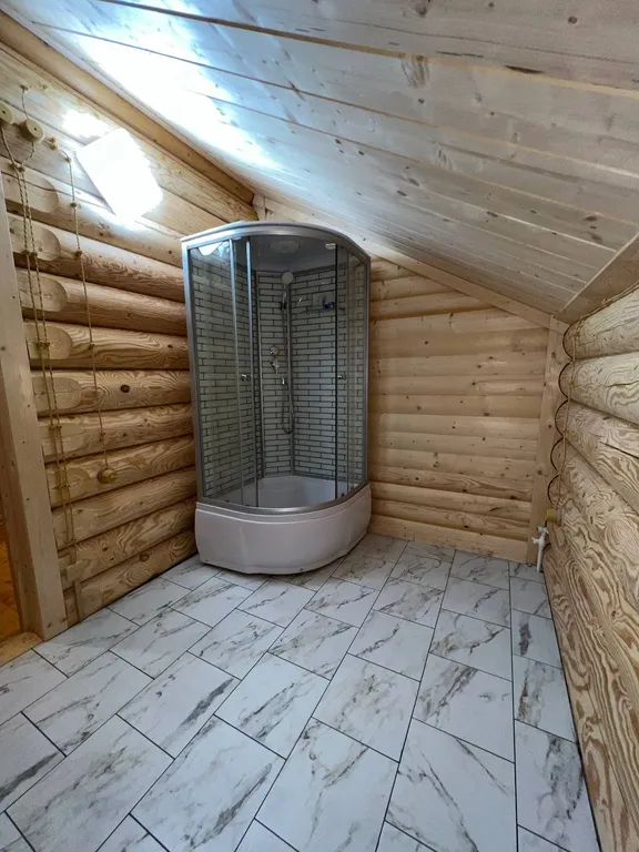 Большой коттедж на побережье озера Тосканка