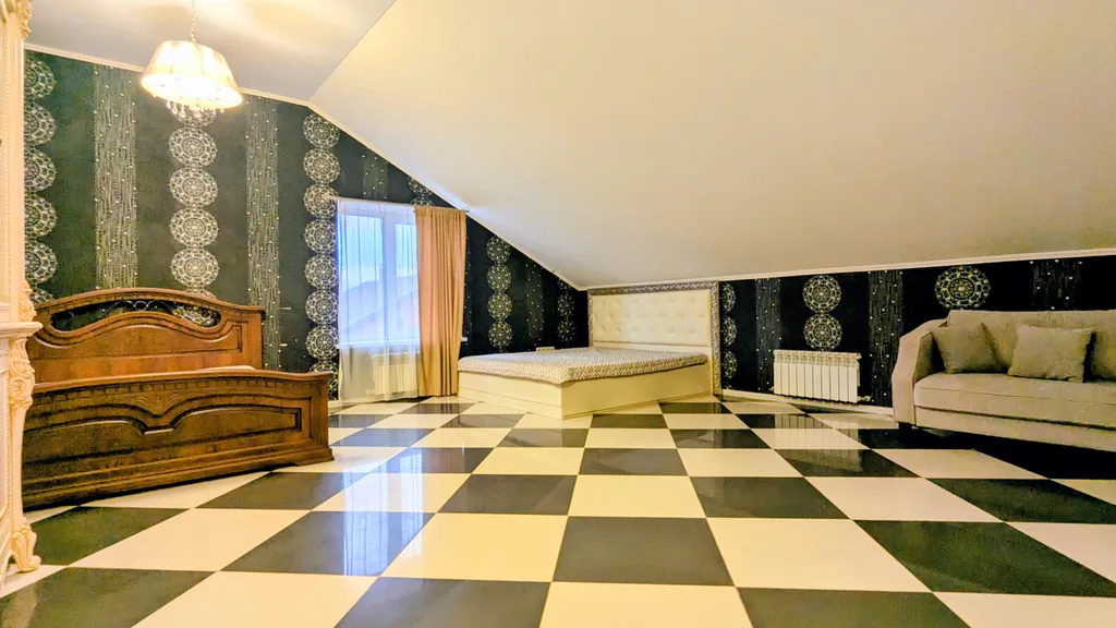 Дом с большой и крытой беседкой и с сауной