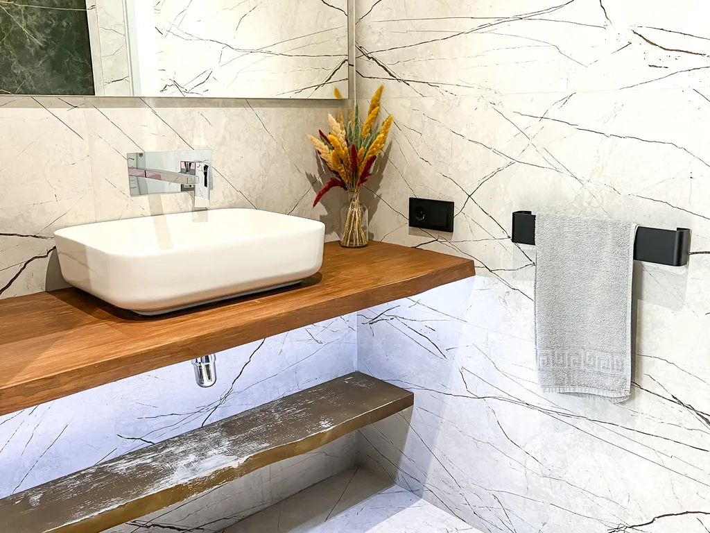 Новый современный дом с теплым бассейном и сауной