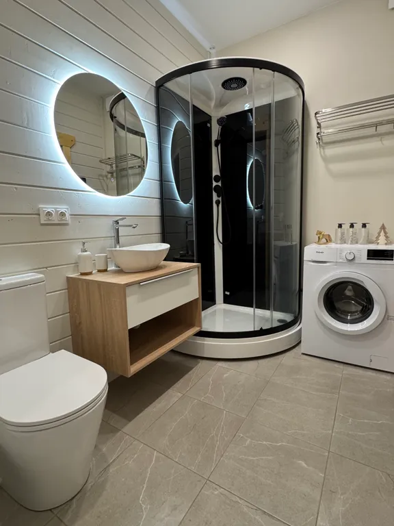 Коттедж недалеко от озера с двумя спальнями и сауной