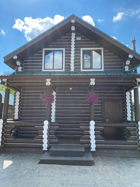 Гостевой комплекс в лесу около озера