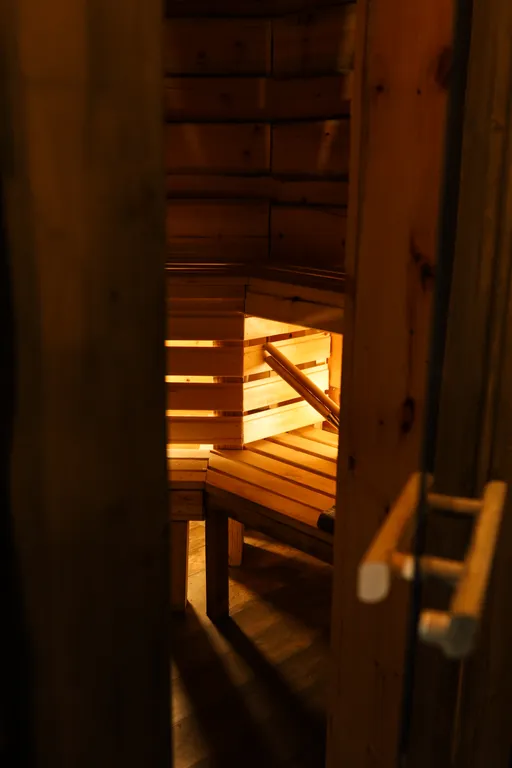 Бревенчатый дом-баня в стиле охотничьего домика