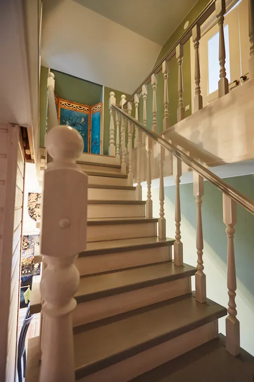 Уютный светлый дом в окружении природы