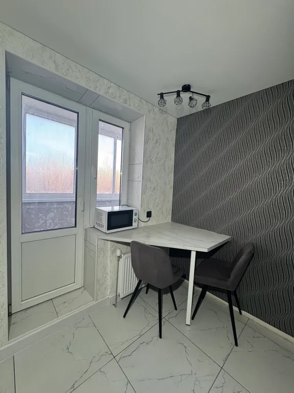 Новый дом в центре города. Елка и сервировка есть