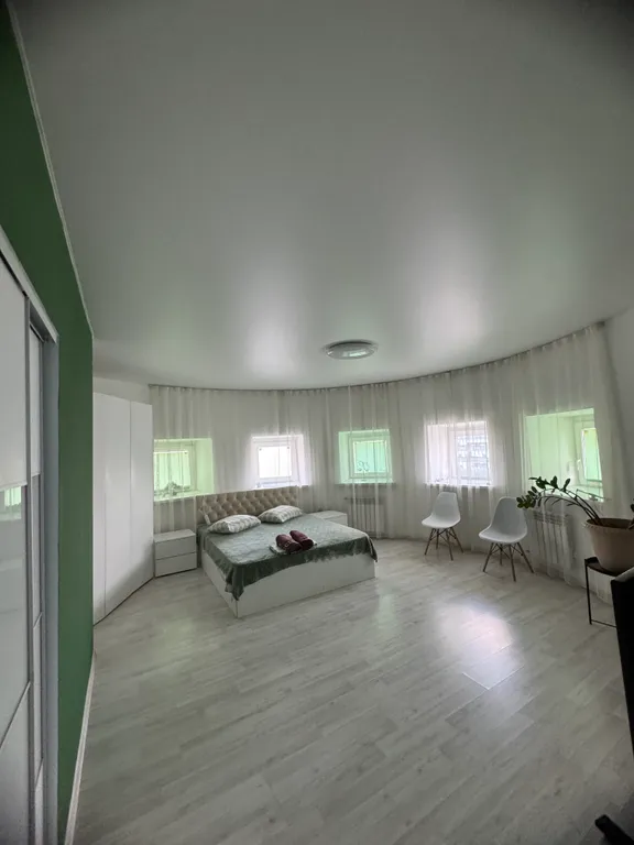 Шикарная студия с выходом на собственную крышу с садовой мебелью