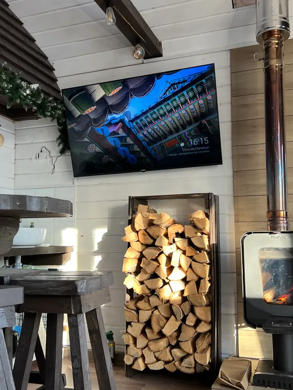 Коттедж Уютный домик с камином и кедровой бочкой на берегу озера — Лобня