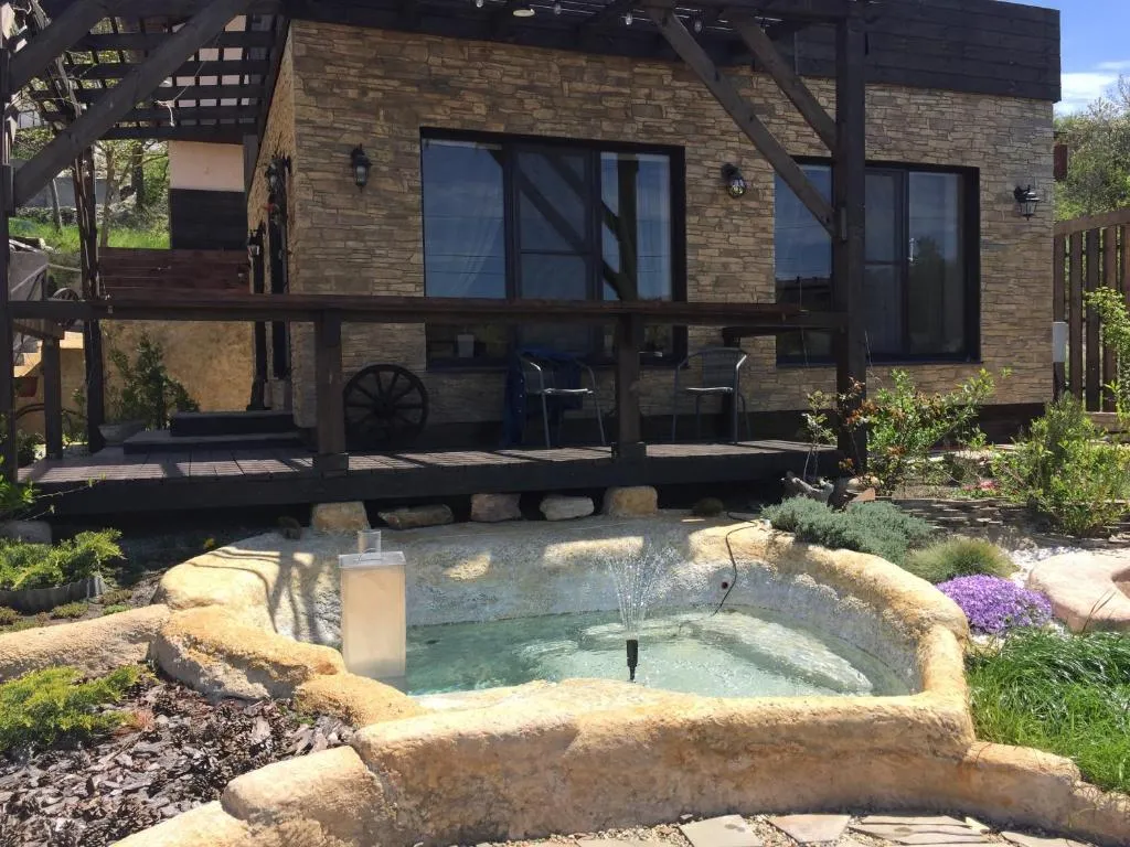 Вилла с бассейном и видом на озеро