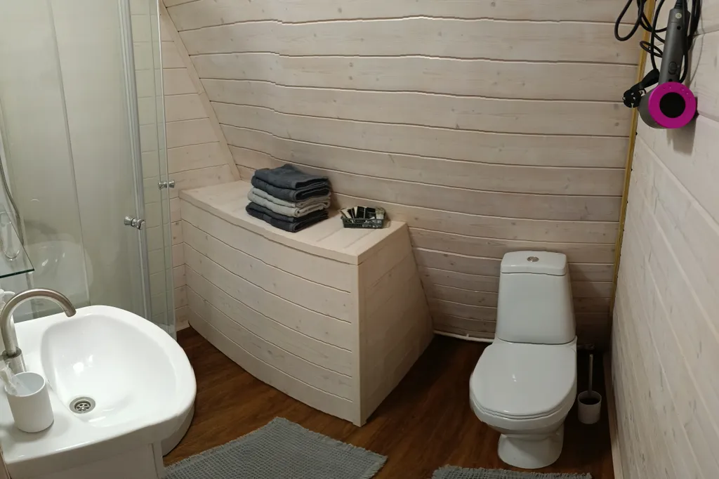 Атмосферный дом у леса с видом на горы