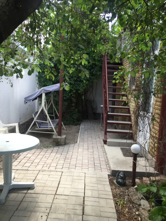 Уютный двухэтажный коттедж  с садом