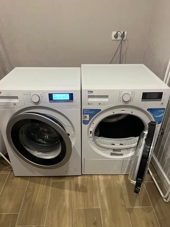 Просторная четырёхкомнатная квартира у парка с видом на море .