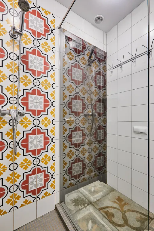 Просторный коттедж с 4 спальнями, камином и террасой