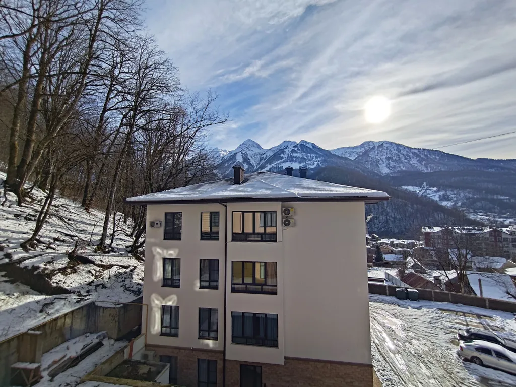 Дизайнерский апартамент с балконом в окружении леса