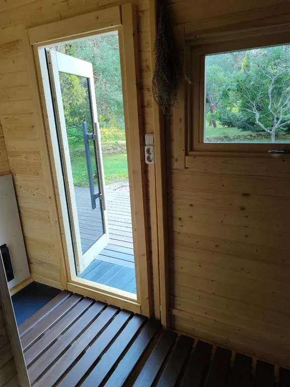 Уединённый хутор в лесу у реки с баней и камином