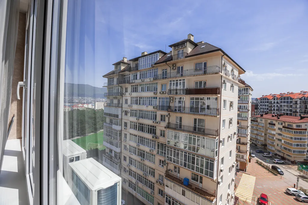 Большая евродвушка на берегу открытого моря