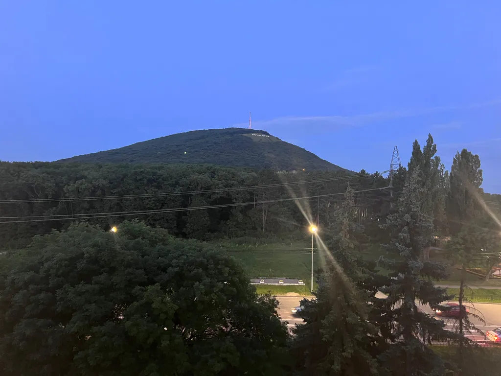 Стильная двухкомнатная квартира с видом на Машук